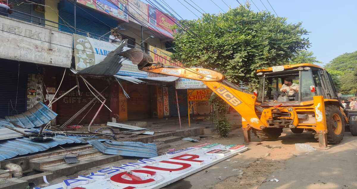 GVMC Removes 706 Unauthorised Shops in Visakhapatnam