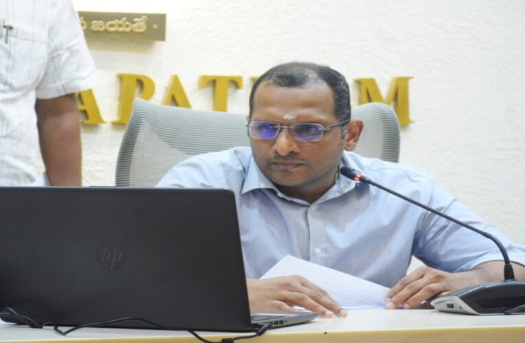 Collector warns officials over poor response to grievances