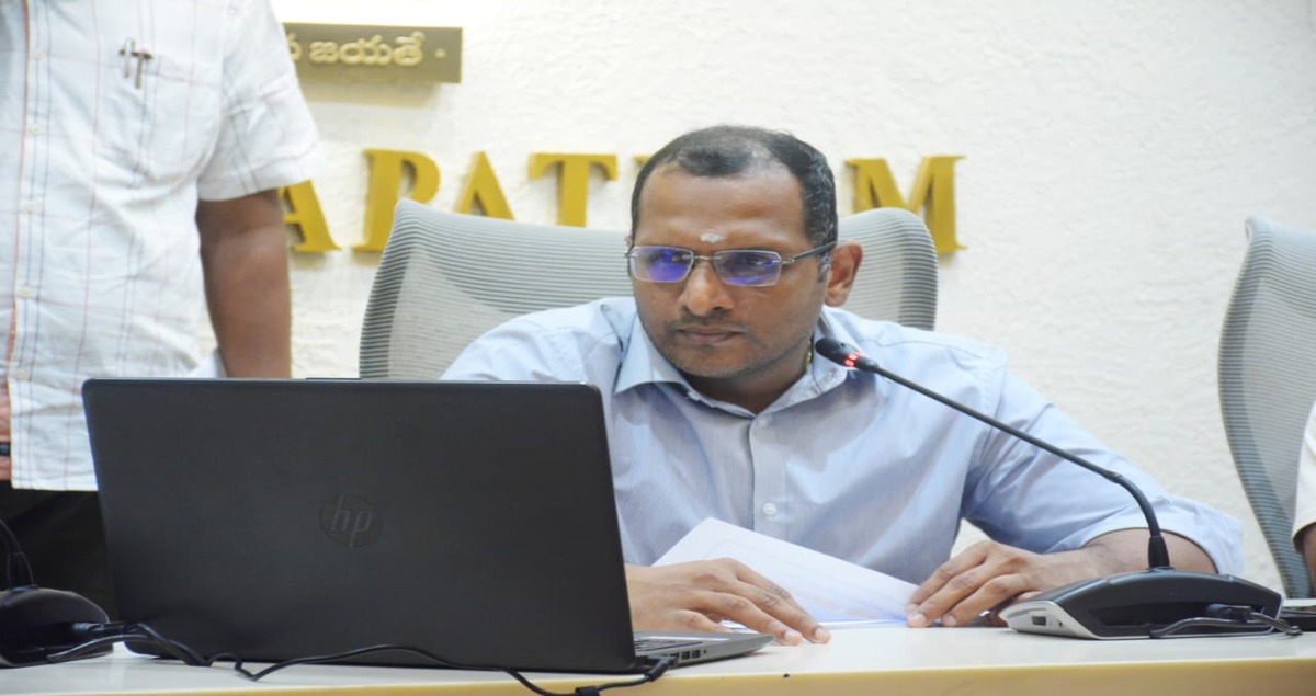 Collector warns officials over poor response to grievances