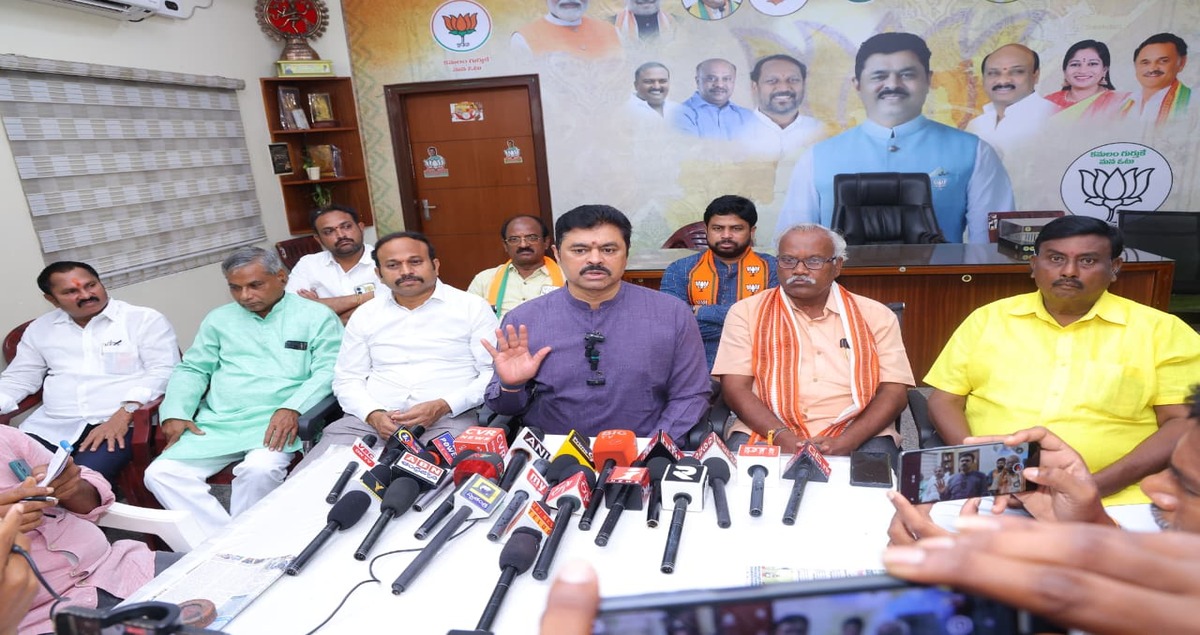 MP CM Ramesh Accuses YS Jaganmohan Reddy Over Medical College PPP Scheme