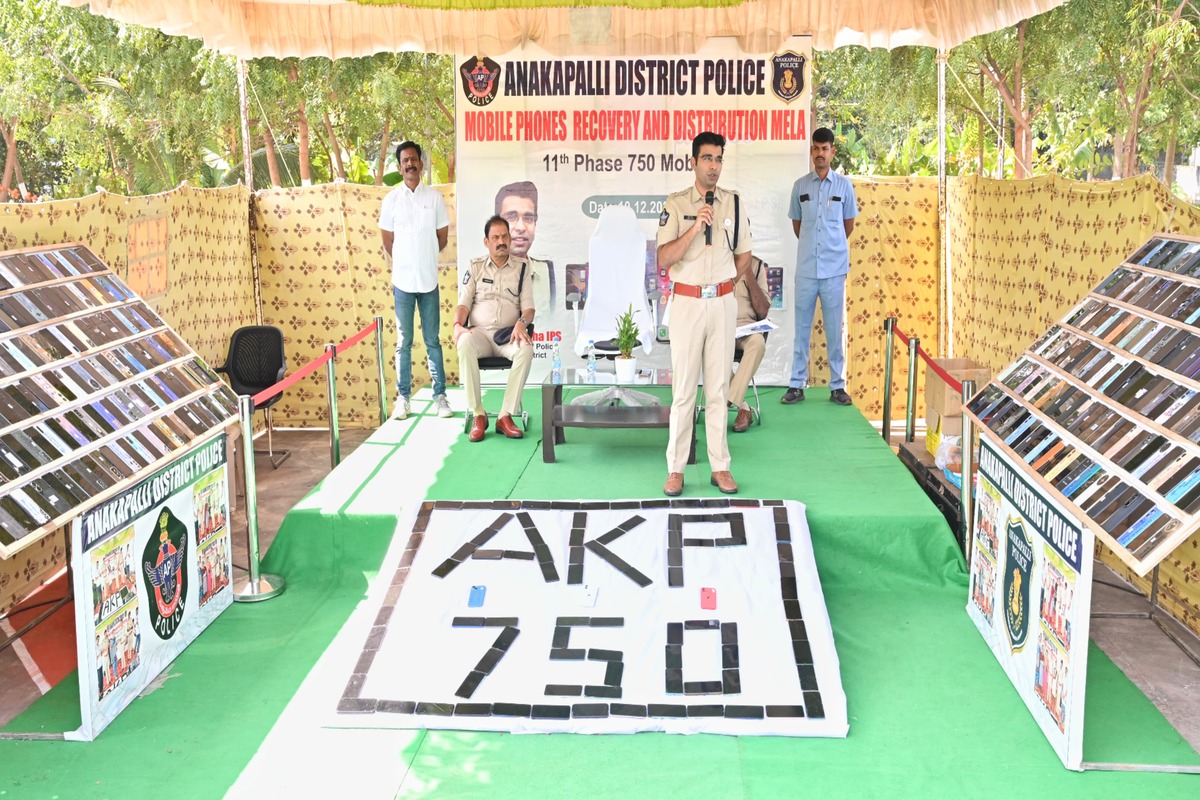 Anakapalli Police Return 750 Phones Worth Rs 1.5 Crore