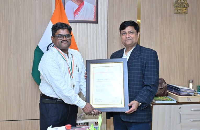 Ati Vishisht Rail Seva Puraskar for Srinivasa Rao