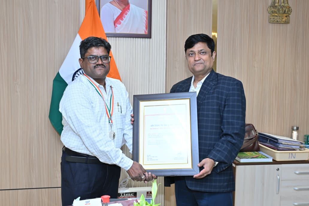 Ati Vishisht Rail Seva Puraskar for Srinivasa Rao