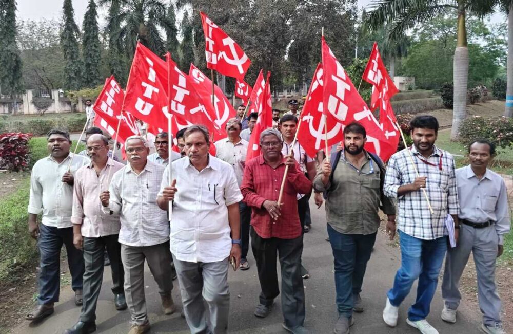 Steel plant workers intensify stir, seek full wages