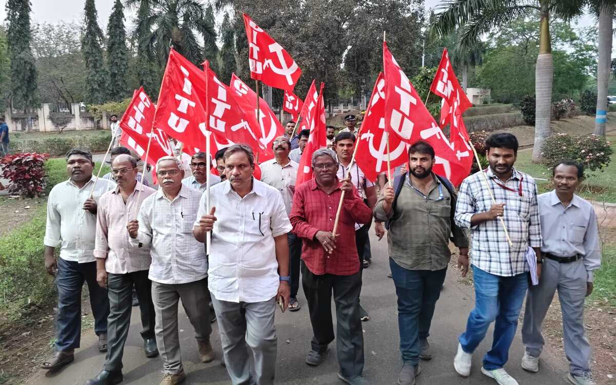 Steel plant workers intensify stir, seek full wages