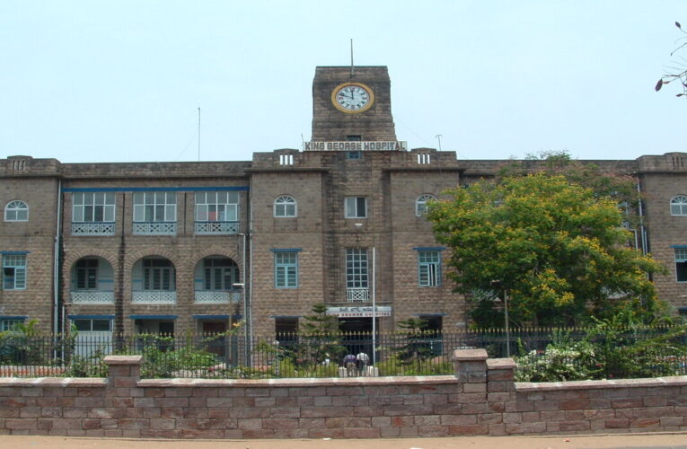 Patients endure long queues at KGH OP counters