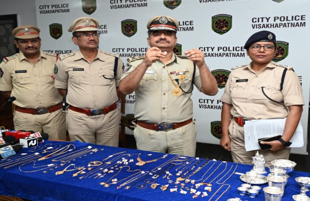 Visakhapatnam police crack 26 burglary cases, arrest accused