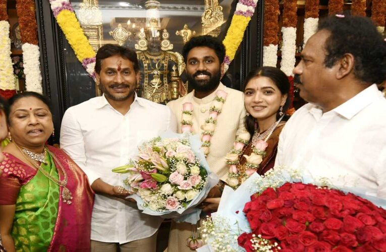 Jagan Mohan Reddy Receives Grand Welcome in Vizag, Araku