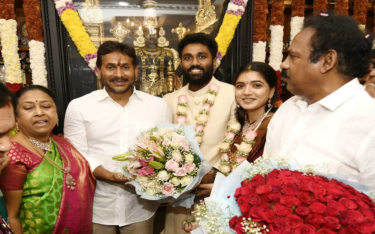 Jagan Mohan Reddy Receives Grand Welcome in Vizag, Araku