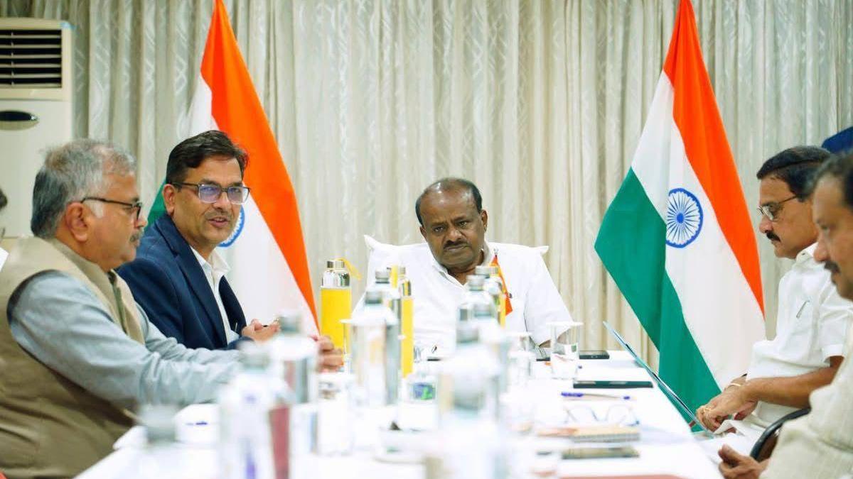 Kumaraswamy Reviews Vizag Steel, Pushes Revival