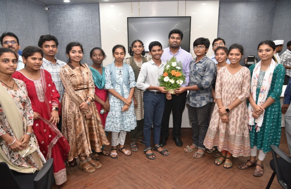Collector honours SSC toppers, urges focus and perseverance