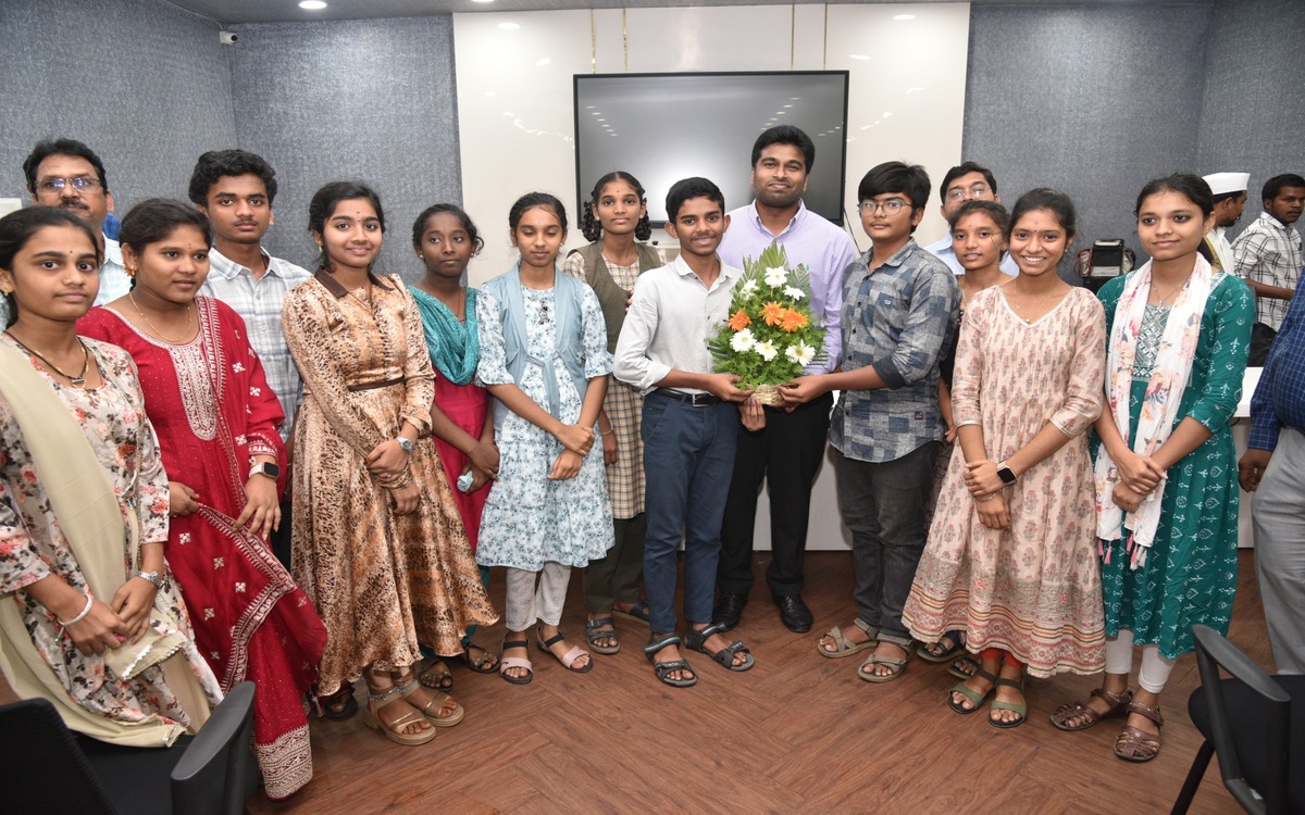 Collector honours SSC toppers, urges focus and perseverance