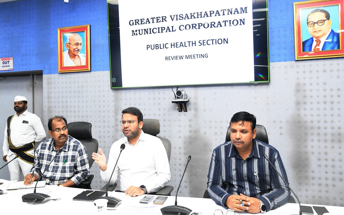 GVMC chief gives 30 days to fix sanitation, flags dumping