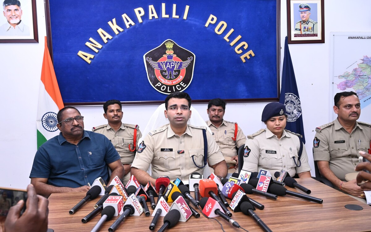 Anakapalli District Police bust inter-district ganja racket, seize 194 kg contraband