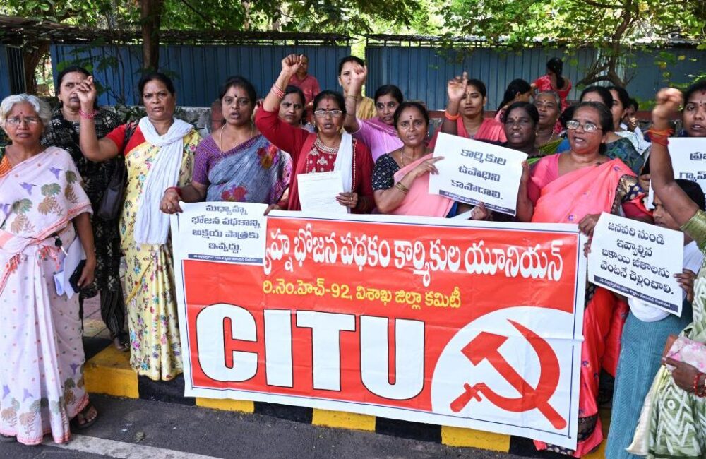Midday Meal Workers Oppose Akshaya Patra Entry in AP Mandals