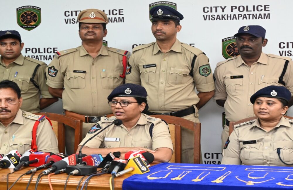 Two held for cheating jewellery shop owner in Visakhapatnam