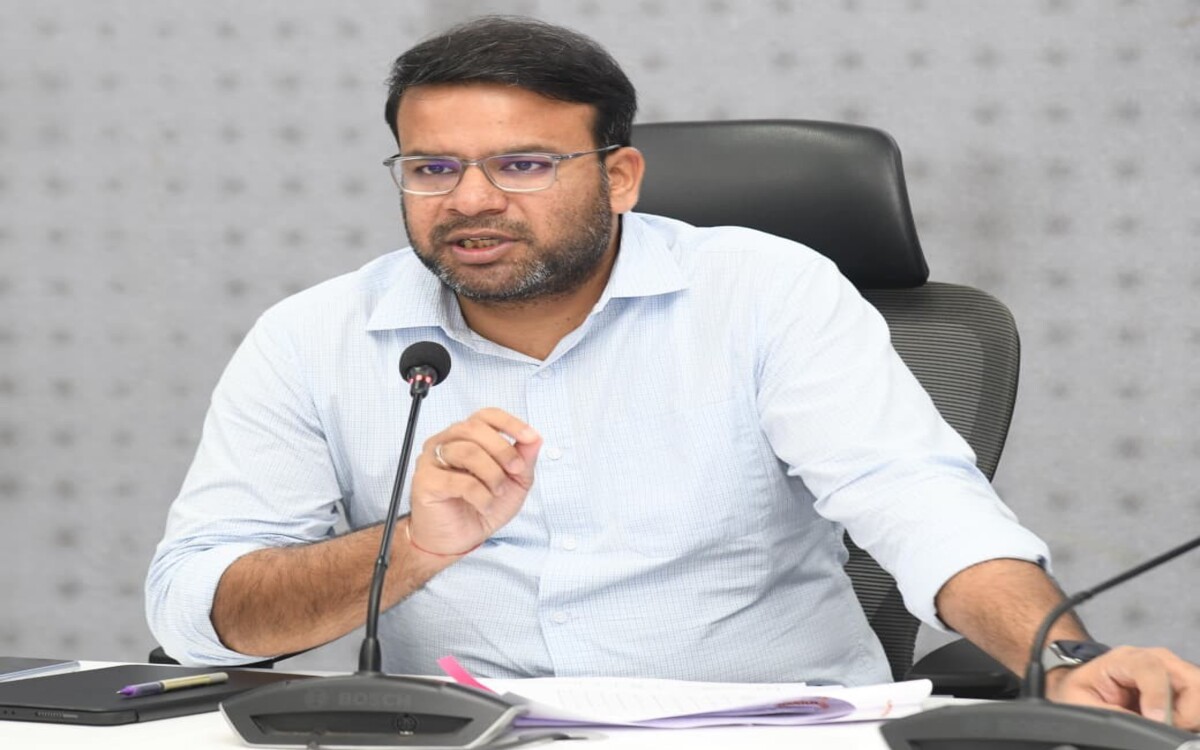 GVMC Chief pushes for speedy clearance of building permissions, LRS cases