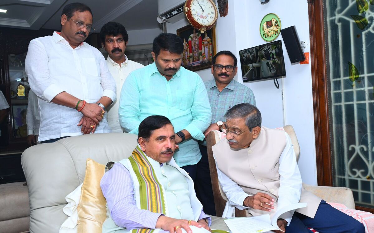 AP Chambers flags infra, policy issues in meeting with Pralhad Joshi
