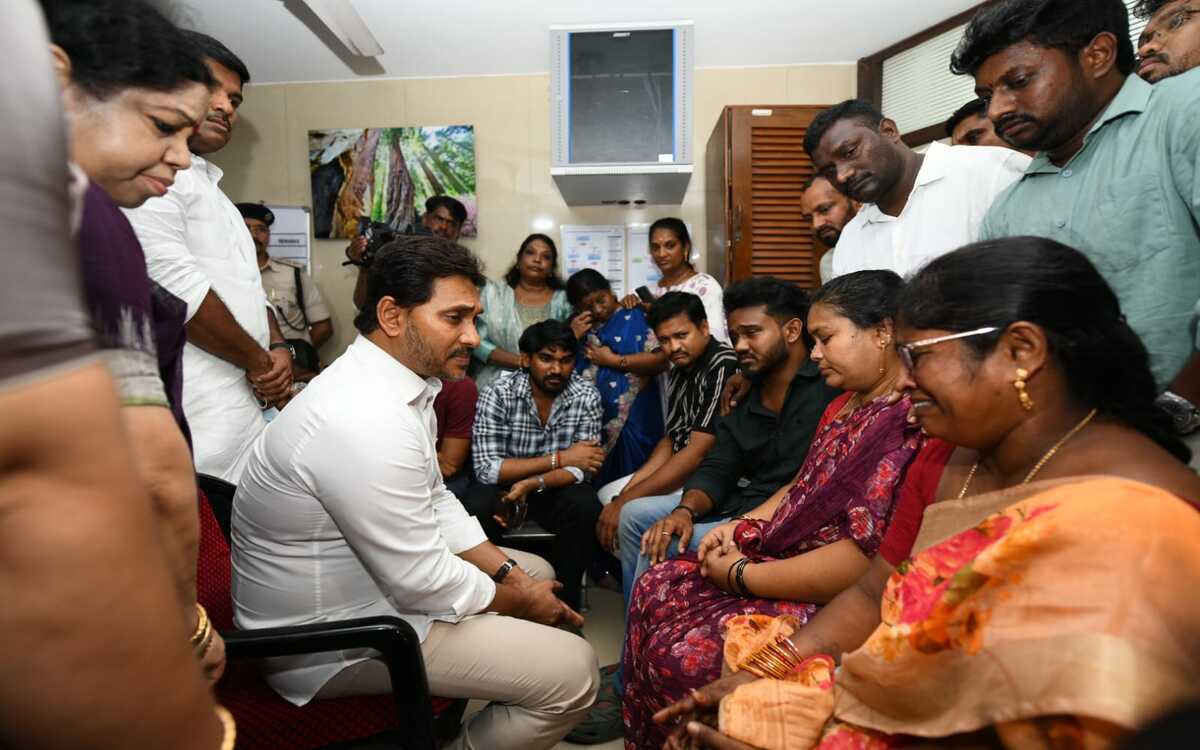 Jagan Demands ₹1 Crore Compensation for Vizag Steel Plant Victims
