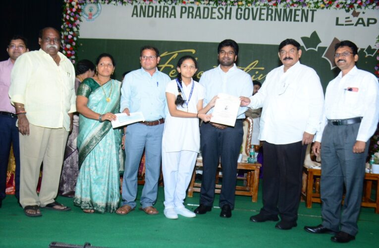 Collector urges students to aim higher