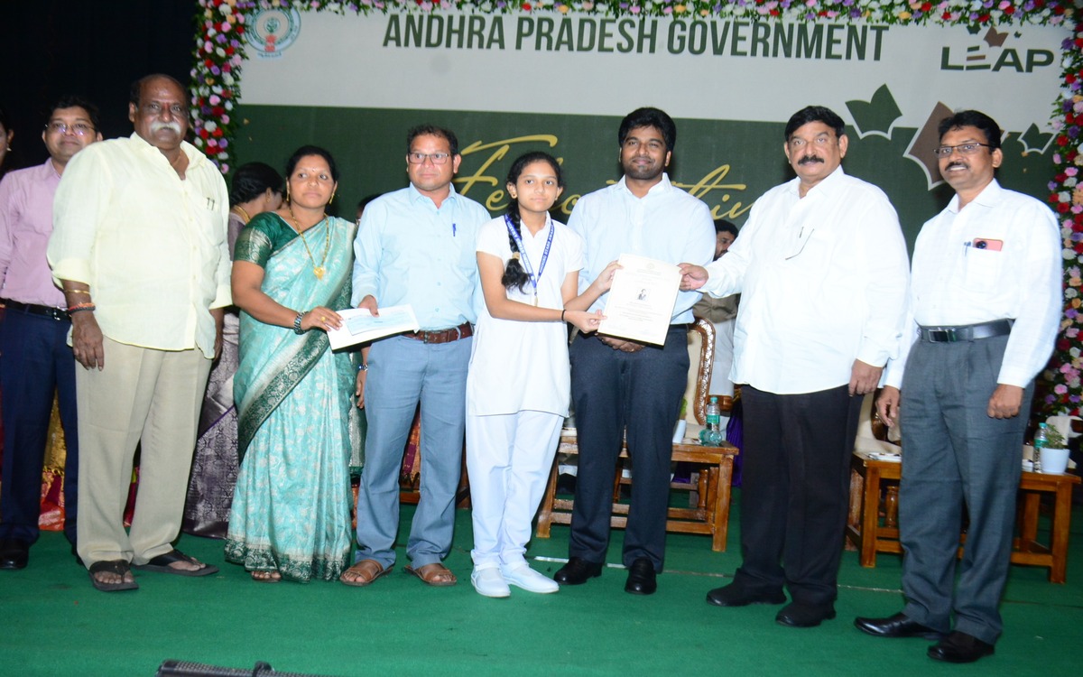 Collector urges students to aim higher