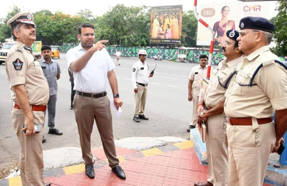 City police, GVMC review AI-based traffic management project SARTHI