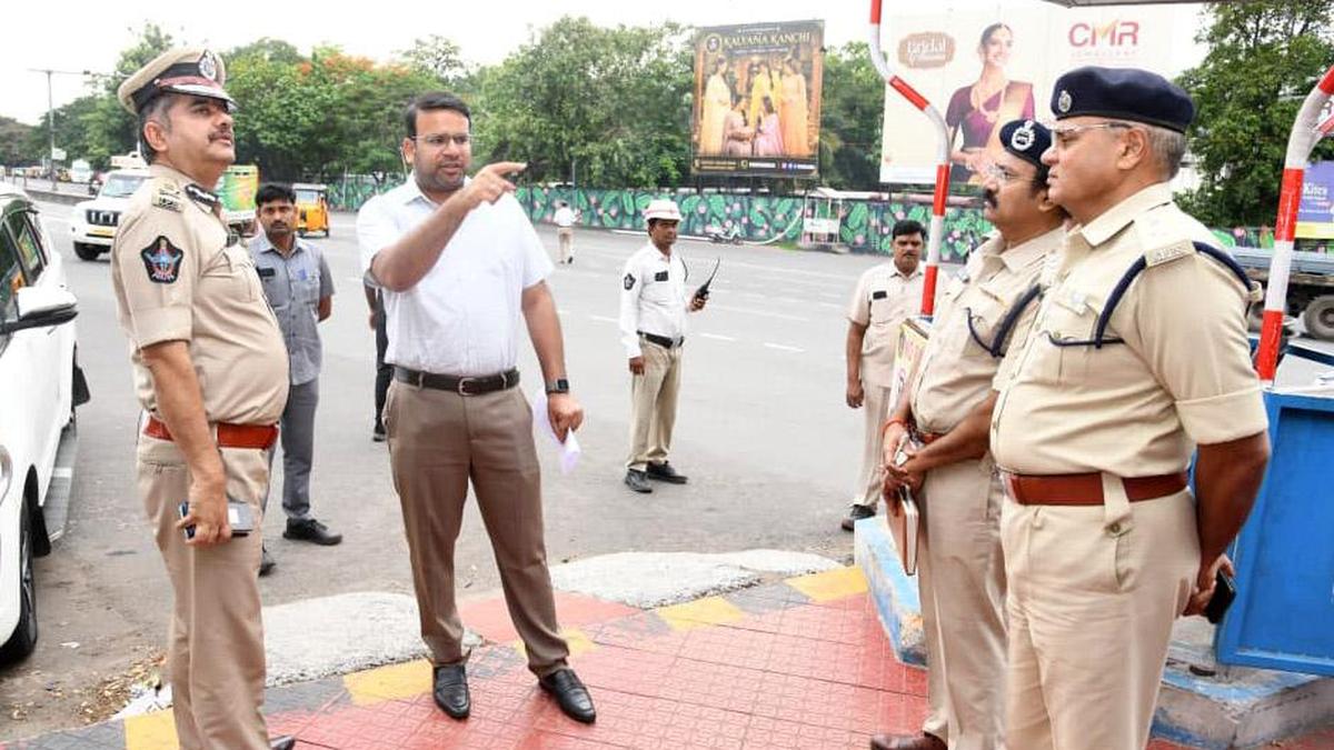City police, GVMC review AI-based traffic management project SARTHI