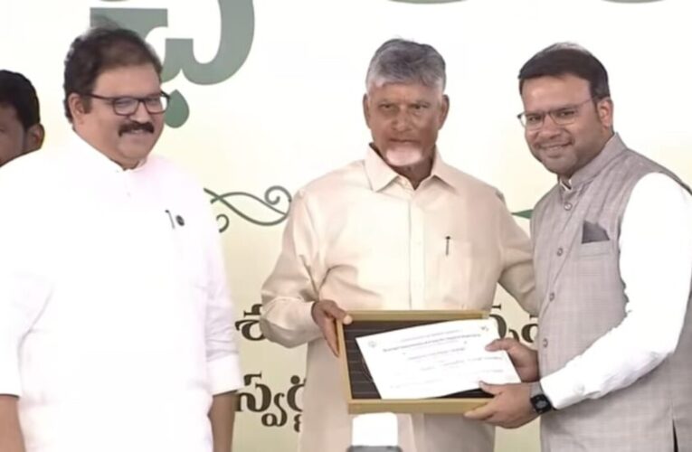 GVMC bags Operation Clean Sweep Award under Swarna Andhra programme