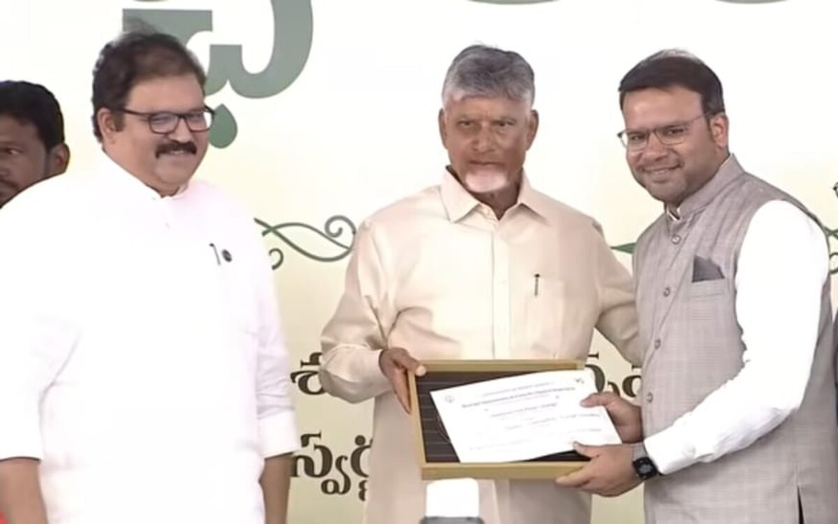 GVMC bags Operation Clean Sweep Award under Swarna Andhra programme