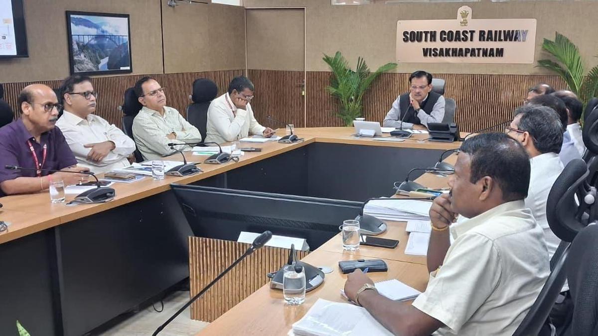 SCoR GM calls for strict safety at level crossings