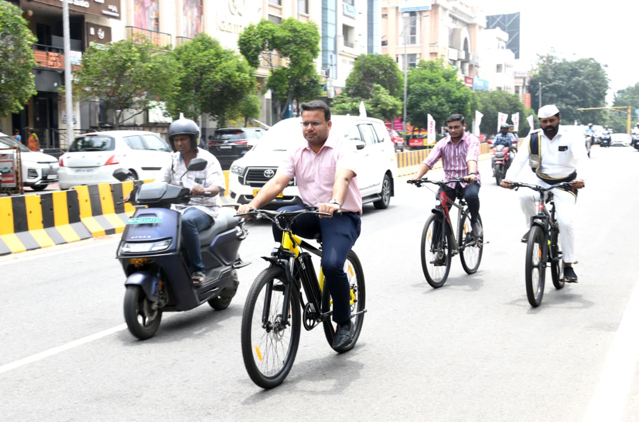GVMC Commissioner advocates cycling to curb pollution