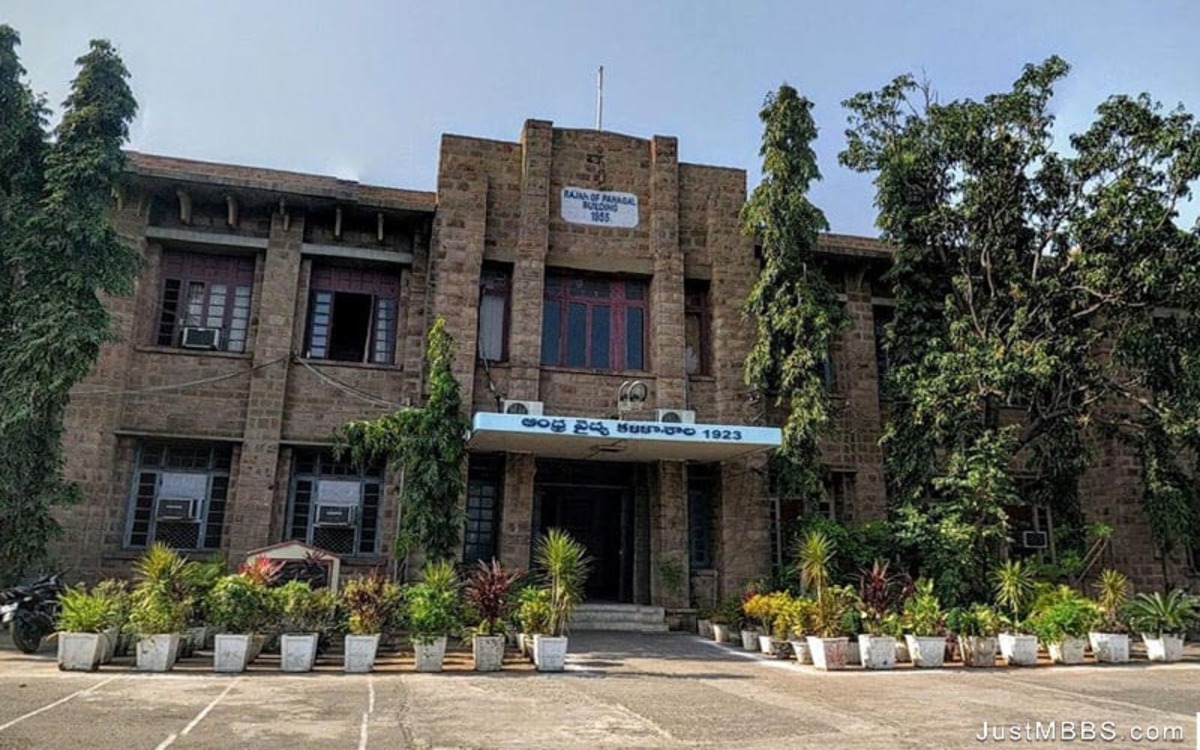 Andhra Medical College ranks 13th nationally in IIRF rankings