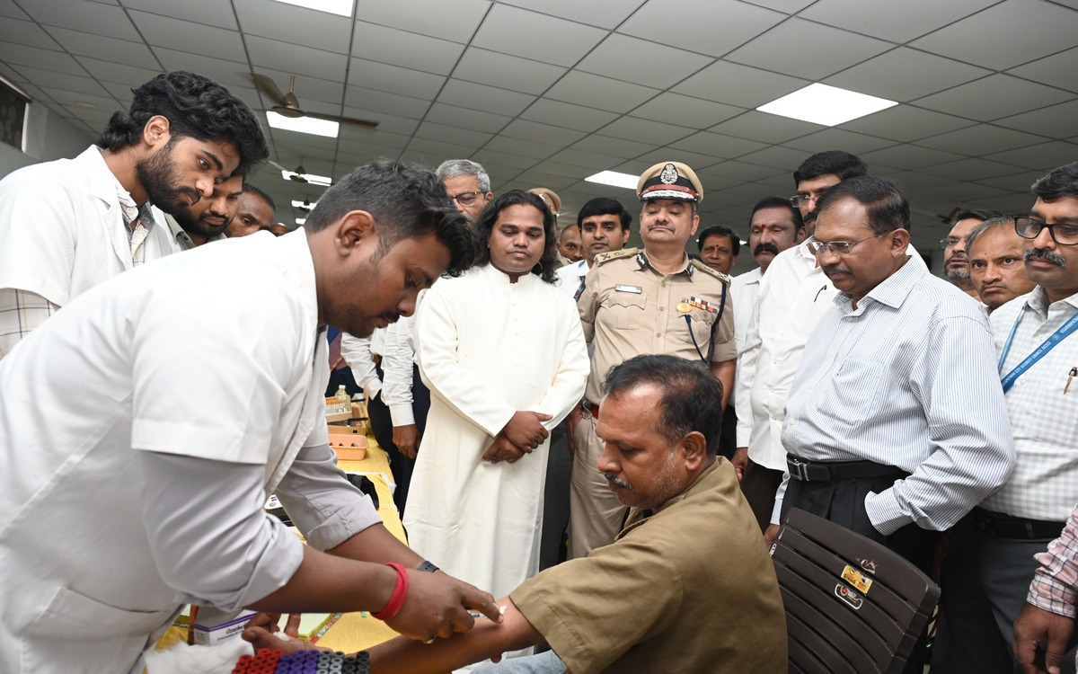 Visakhapatnam Police hold free medical camp for auto drivers