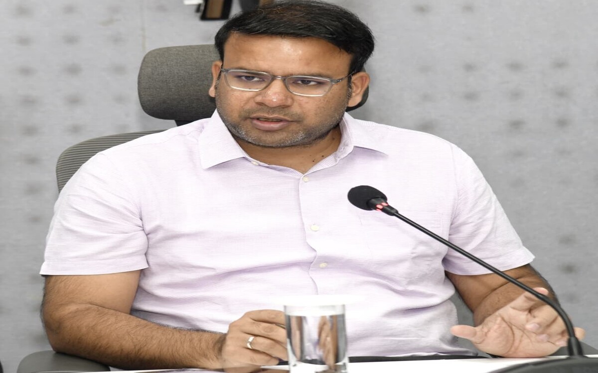 GVMC chief asks officials to prepare action plan for city development