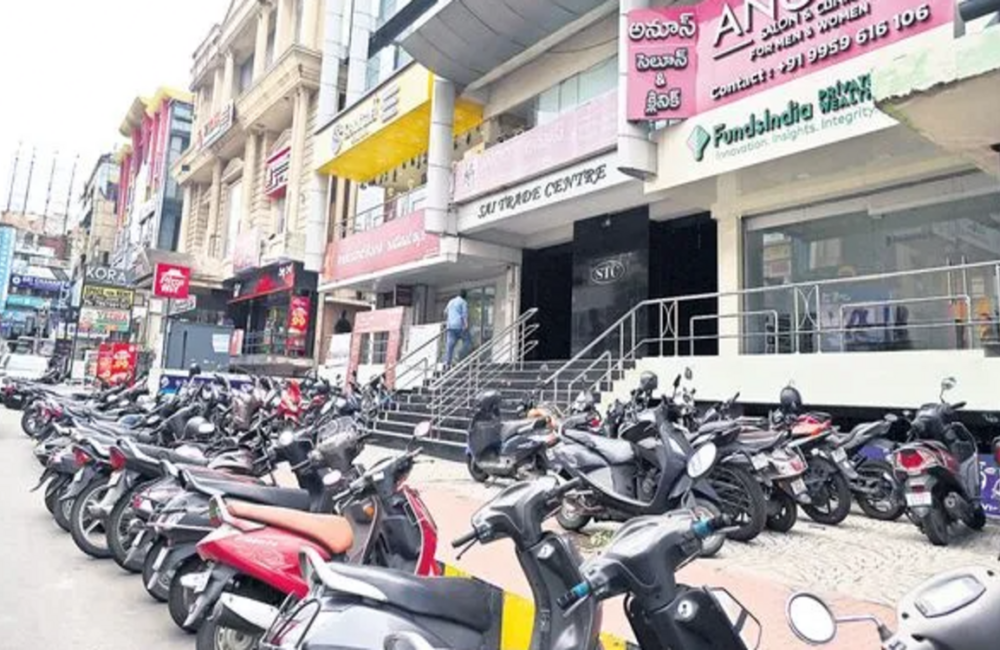 Cellar shops worsen traffic congestion in city's commercial hubs