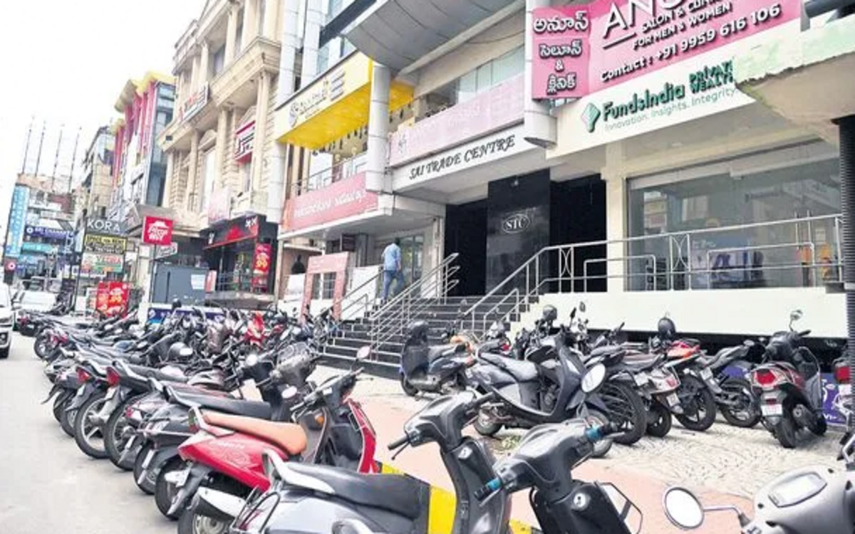 Cellar shops worsen traffic congestion in city's commercial hubs
