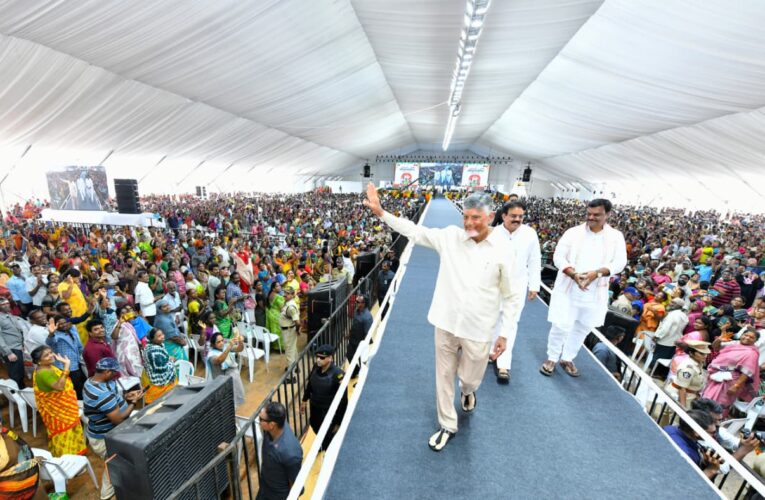 Naidu hands over pattas to 28,445 in Vizag