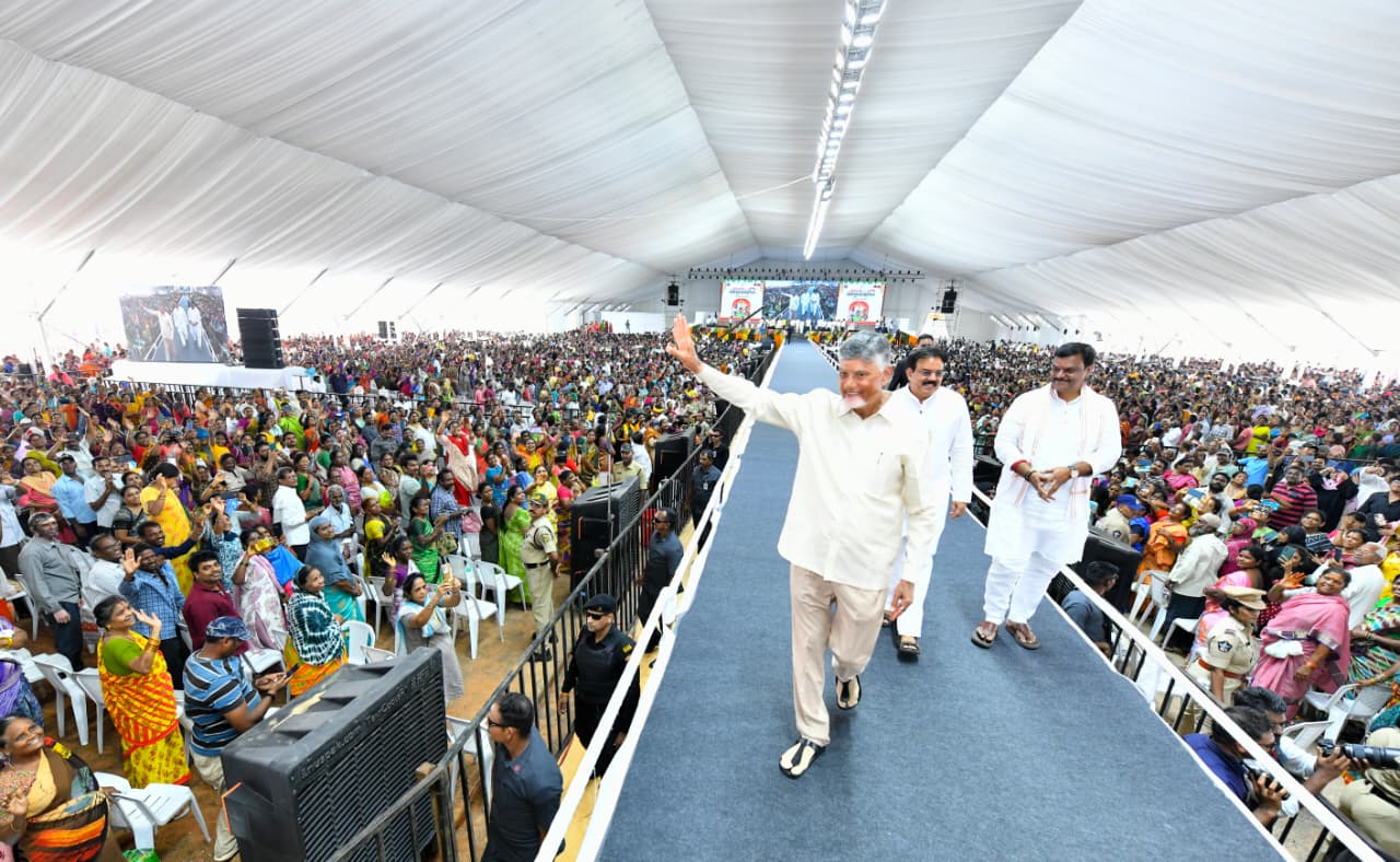 Naidu hands over pattas to 28,445 in Vizag