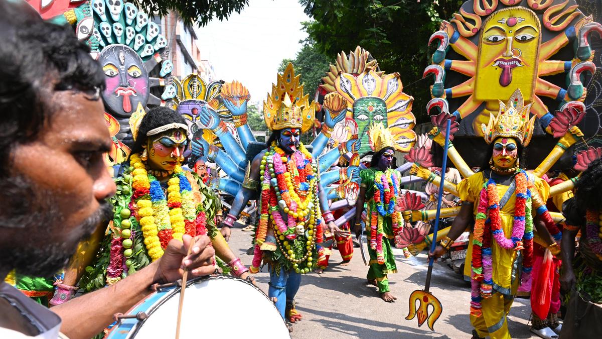 Dasara begins in Visakhapatnam with large turnout at temples