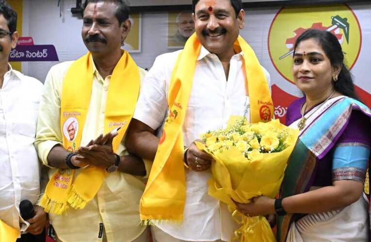Former Nellimarla MLA B. Appalanaidu joins TDP along with supporters